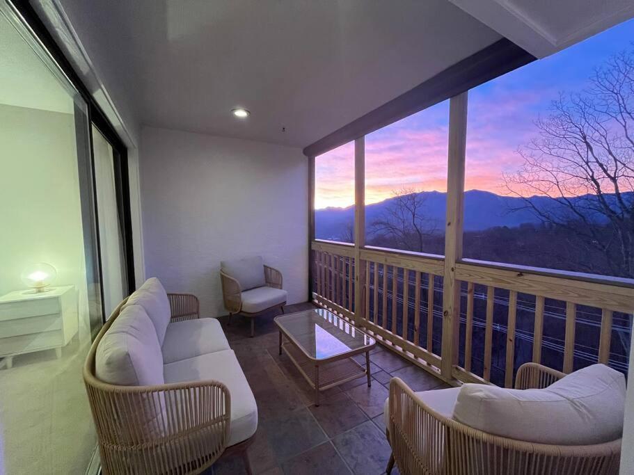 Villa Lux Retro Getaway W/ Ober & Smoky Mtn Views! à Gatlinburg Extérieur photo