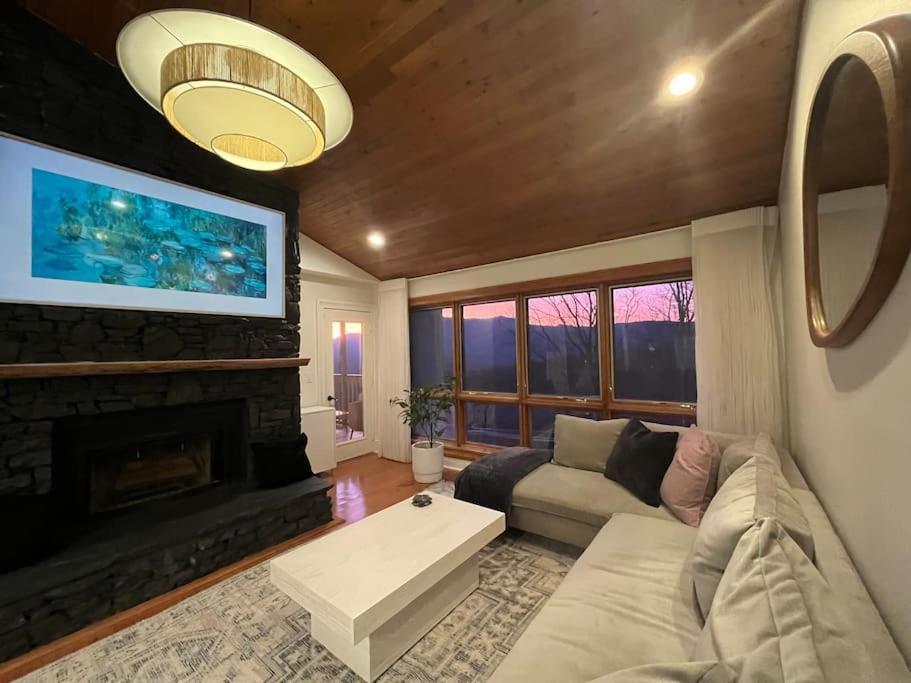 Villa Lux Retro Getaway W/ Ober & Smoky Mtn Views! à Gatlinburg Extérieur photo