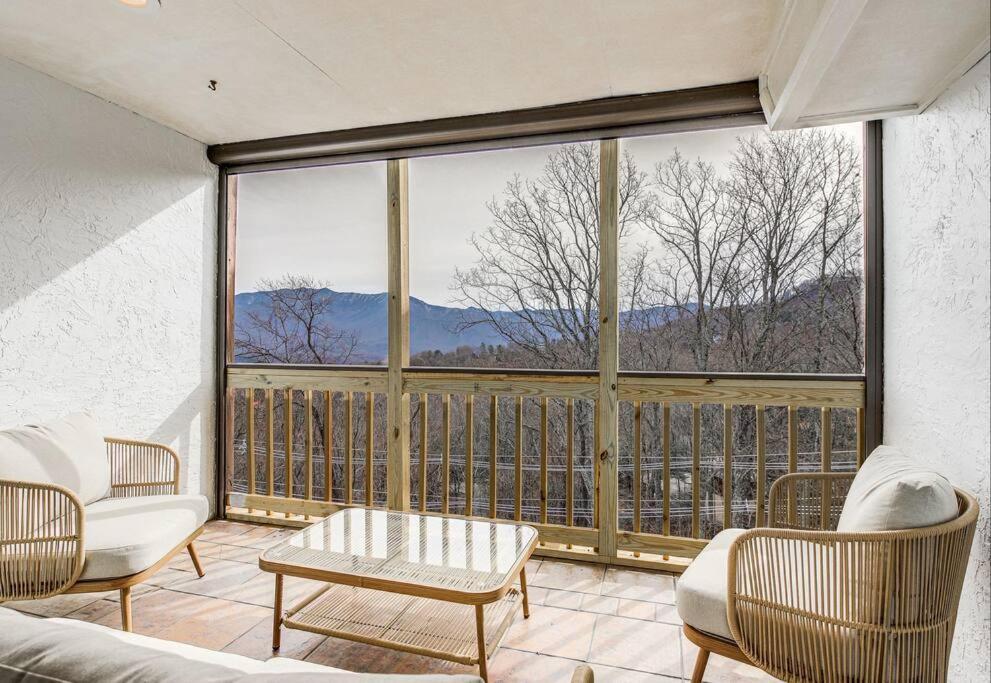 Villa Lux Retro Getaway W/ Ober & Smoky Mtn Views! à Gatlinburg Extérieur photo